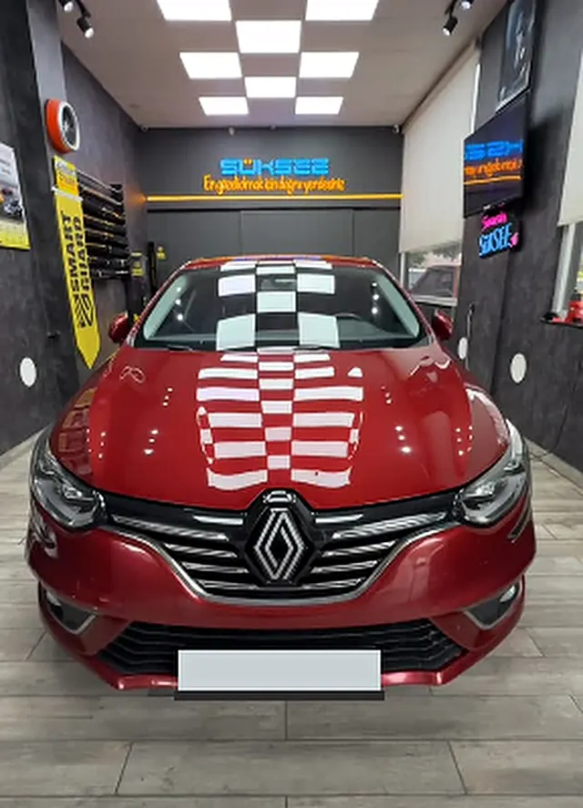 Kırmızı Renault Mégane, Süksee'nin neon tabelalı dükkânında